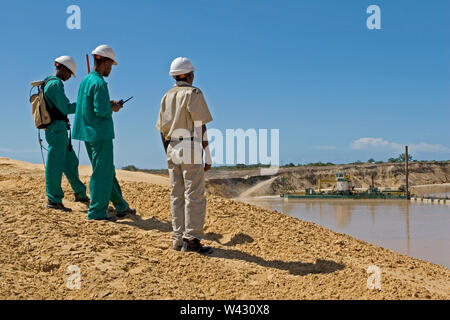 Verwaltung und Transport von mineralischen Sanden aus Titan am Standort der Mine. Bergbau mit Träumen, die Sand aus Wasserteichen und Vermessern pumpen, die Dünenhöhen messen. Stockfoto