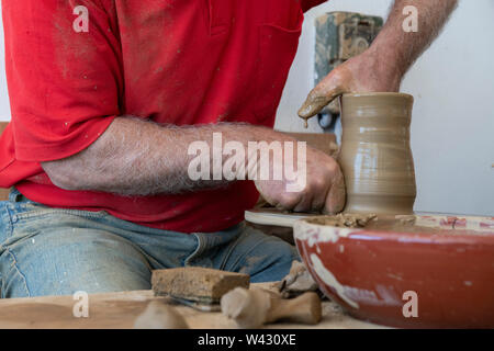 Griechenland, Rhodos, die größte der Dodekanes Inseln. Bonis Keramik, traditionelle handgemachte Keramik Werkstatt. Artisan eine Vase auf Keramik Rad. Stockfoto