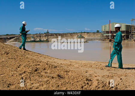 Verwaltung und Transport von mineralischen Sanden aus Titan am Standort der Mine. Bergbau mit Träumen, die Sand aus Wasserteichen und Vermessungsgeräten pumpen, die Dünenhöhen vermessen. Stockfoto