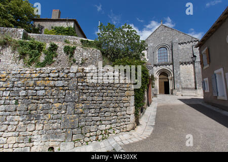 Chauvigny, Frankreich. Malerischer Blick auf den Haupteingang des 12. Jahrhunderts Stiftskirche St-Pierre bei Plan Saint-Pierre. Stockfoto