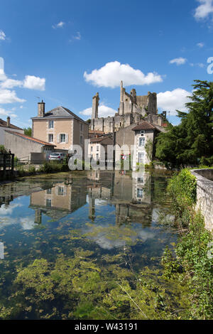 Chauvigny, Frankreich. Malerischen Blick auf einen Teich in einem öffentlichen Garten, in der Nähe der Rue de La Puye, mit Chauvigny der Ritterburg Ruinen im Hintergrund. Stockfoto