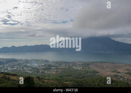 Auf dem Berg Gunung Batur, ein aktiver Vulkan in der Mitte von zwei konzentrischen Calderas nordwestlich von Mount Agung auf der Insel Bali, Stockfoto