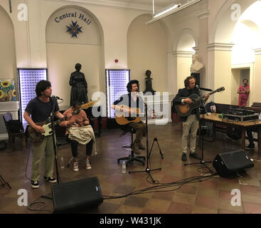 Die Mystery Jets spielen für Patienten, Ärzte und Krankenschwestern im St. Thomas Hospital in London. Stockfoto