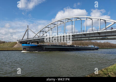 Schiff auf Niederländisch Rijn Amsterdam Canal Passieren einer Brücke aus Stahl Stockfoto