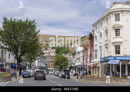 Mostyn Street im Zentrum von Llandudno mit dem Great Orme Kulisse. Stockfoto