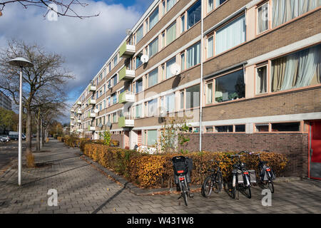 Apartments in Wohnviertel holländischen Stadt Utrecht mit abgestellte Fahrräder Stockfoto