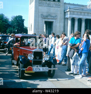 Ein Peugeot 201 wird 5/6 einer Oldtimershow in München Ende der 1980er Jahre präsentiert. Wird ein Peugeot 201 bei einem Oldtimer Show in München Ende der 80er Jahre vorgelegt werden. Stockfoto