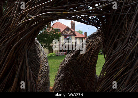 Highfield Hall, Falmouth, Massachusetts Auf Cape Cod. Eine historische (1878) sommer Mansion. Durch die tickwork" durch Künstler Patrick Dougherty fotografiert. Stockfoto