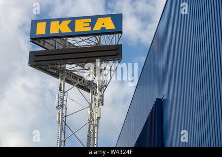 Große IKEA Namensschild in der Nähe von Ikea in Utrecht, Niederlande Stockfoto