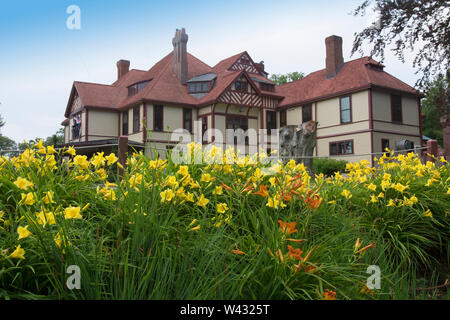 Highfield Hall, Falmouth, Massachusetts Auf Cape Cod. Eine historische (1878) sommer Mansion, wie gesehen, obwohl ein Garten von Tag Lillies. Stockfoto