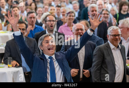 Dresden, Deutschland. 19 Juli, 2019. Hans Müller-Steinhagen, Rektor der Technischen Universität Dresden, feiert die Entscheidung der Kommission in der Dülfersaal Exzellenz der TU während einer Live-Übertragung der Pressekonferenz des Wissenschaftsrates vom Wissenschaftszentrum Bonn. Die TU Dresden kann weiterhin die Bezeichnung "University of Excellence" zu tragen und die damit verbundene Förderung erhalten. Credit: Robert Michael/dpa-Zentralbild/dpa/Alamy leben Nachrichten Stockfoto