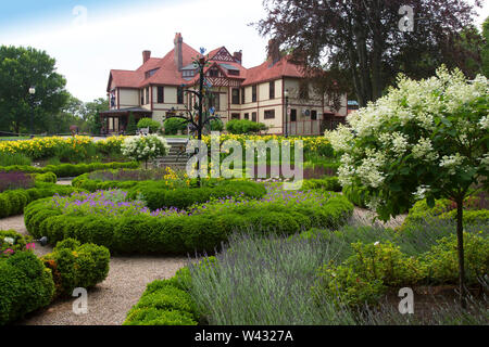 Highfield Hall, Falmouth, Massachusetts Auf Cape Cod. Eine historische (1878) sommer Mansion. Wie durch eine cirular Garten gesehen. Stockfoto