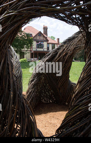 Highfield Hall, Falmouth, Massachusetts Auf Cape Cod. Eine historische (1878) sommer Mansion. Auch zeigen die tickwork" durch Künstler Patrick Dougherty. Stockfoto