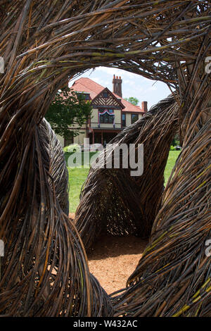 Highfield Hall, Falmouth, Massachusetts Auf Cape Cod. Eine historische (1878) sommer Mansion. Auch zeigen die tickwork" durch Künstler Patrick Dougherty. Stockfoto