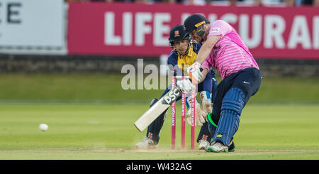 London, Großbritannien. 18. Juli, 2019. Paul Stirling schlagen für Middlesex gegen Essex Adler in die Vitalität Blast T20 Cricket Match an den Lords. David Rowe/Alamy leben Nachrichten Stockfoto