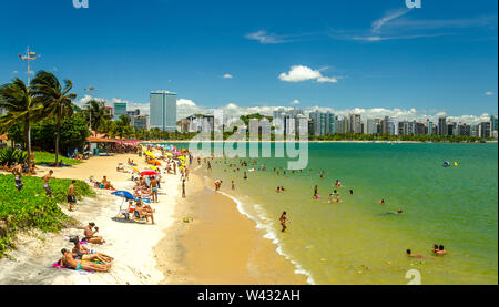 VITORIA, BRASILIEN - 27 Dezember, 2016; Touristen auf einem überfüllten Jurema Kurve Strand in Vitoria Hauptstadt von Espirito Santo, Brasilien. Stockfoto