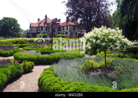 Highfield Hall, Falmouth, Massachusetts Auf Cape Cod. Eine historische (1878) sommer Mansion. Wie über eine kreisförmige Garten gesehen Stockfoto