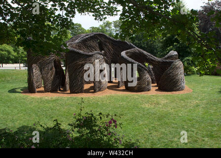 Der tickwork" eine Skulptur von dem Künstler Patrick Dougherty auf Highfield, einem historischen Sommer Herrenhaus in Falmouth, Massachusetts Auf Cape Cod. Stockfoto