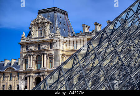 Paris, Frankreich, 21. April 2019 - ein Blick auf den Louvre, die weltweit größte Art Museum und ein historisches Denkmal in Paris, Frankreich, an einem sonnigen Tag. Stockfoto