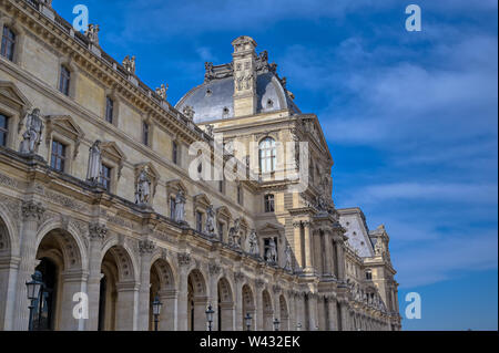 Paris, Frankreich, 21. April 2019 - ein Blick auf den Louvre, die weltweit größte Art Museum und ein historisches Denkmal in Paris, Frankreich, an einem sonnigen Tag. Stockfoto