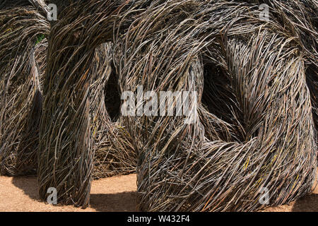 Der tickwork" eine Skulptur von dem Künstler Patrick Dougherty auf Highfield, einem historischen Sommer Herrenhaus in Falmouth, Massachusetts Auf Cape Cod. Stockfoto