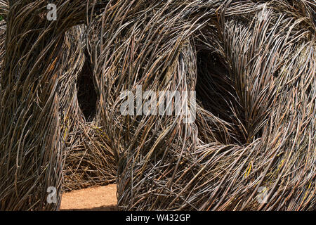 Der tickwork" eine Skulptur von dem Künstler Patrick Dougherty auf Highfield, einem historischen Sommer Herrenhaus in Falmouth, Massachusetts Auf Cape Cod. Stockfoto