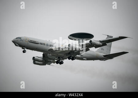 Ein einsamer Boeing E-3A Sentry in den Himmel nimmt als Teil der NATO 70-jähriges Jubiläum Flypast wie die anderen Flugzeuge in den Flypast beteiligt waren an der Royal International Air Tattoo, RAF Fairford zu stornieren, da schlechtes Wetter und starke Winde, gering bewoelkt und Regen viele der geplanten Luft zeigt geerdet haben. Stockfoto