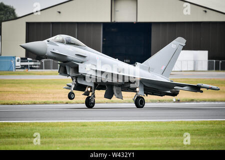 Ein Eurofighter Typhoon FGR 4 Ländereien nach ausschalten, ohne die Anzeige an der Royal International Air Tattoo, RAF Fairford, da schlechtes Wetter und starke Winde, gering bewoelkt und Regen viele der geplanten Luft zeigt geerdet haben. Stockfoto