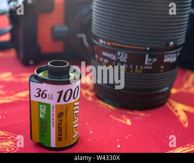 Film Roll und Objektiv für die analoge Fotografie Stockfoto