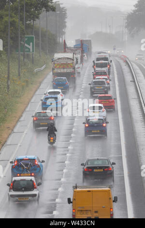 Flintshire, Nord Wales, Großbritannien, 19. Juli 2019. UK Wetter: Starke Regenfälle wie Kraftfahrer Kopf in Wales entlang der A 55 für den Sommerurlaub Urlaub auf, was am hektischsten Tage auf den Straßen, ein 55, Halkyn, Flintshire, Wales © DGDImages/AlamyLiveNews Stockfoto