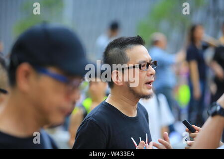Hongkong - 7. Juli 2019: Anthony Wong Yiu Ming, eines von Hong Kong Künstler, unterstützt den Protest. 50.000 Demonstranten auf die Straßen von Kowloon am Sonntag eine umstrittene Auslieferung Rechnung entgegenzusetzen Stockfoto