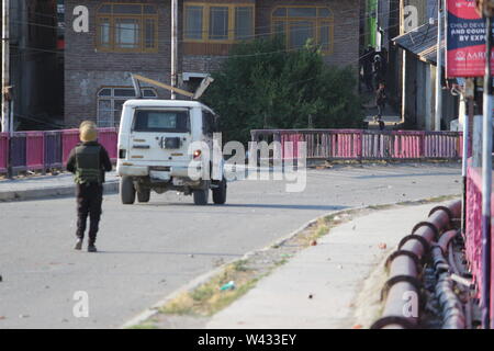 Baramulla, Indien. 17. Juli, 2019. JK Polizisten jagen die Demonstranten Zement Brücke Baramulla. Jugend versammelt in der Gegend und machten sich zu Stein bewerfen bald nach der Nachricht von der Tötung lassen Sie militante Adnan Channa's verbreiten. Adnan wurde in einer Schießerei an Brath Sopore getötet. Credit: Raja Faizan Haji/Pacific Press/Alamy leben Nachrichten Stockfoto