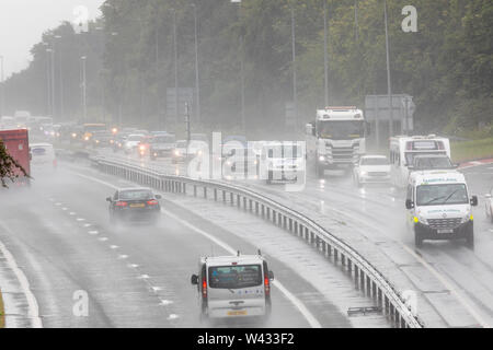 Flintshire, Nord Wales, Großbritannien, 19. Juli 2019. UK Wetter: Starke Regenfälle wie Kraftfahrer Kopf in Wales entlang der A 55 für den Sommerurlaub Urlaub auf, was am hektischsten Tage auf den Straßen, ein 55, Halkyn, Flintshire, Wales © DGDImages/AlamyLiveNews Stockfoto