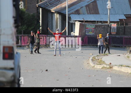 Baramulla, Indien. 17. Juli, 2019. Maskierte Jugend provozieren JK Polizisten mit verschiedenen Gesten. Bald nach den Nachrichten von Militanten Adnan Channa's töten Ausbreitung im Distrikt Baramulla, Menschen der Stadt versammelten sich in Zement Brücke und gegen dieselben protestiert. Adnan wurde in einer Schießerei an Brath Sopore Credit: Raja Faizan Haji/Pacific Press/Alamy Leben Nachrichten getötet Stockfoto