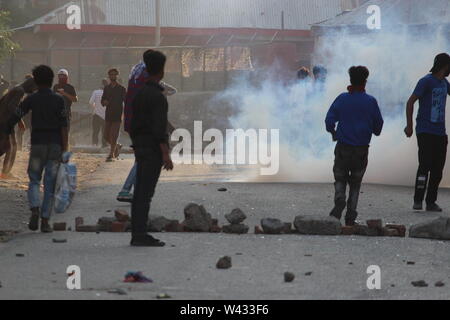 Baramulla, Indien. 17. Juli, 2019. Demonstranten mit JK Polizisten bald nach den Nachrichten von Militanten Adnan Channa's töten Ausbreitung im Distrikt Baramulla zusammengestoßen, Menschen der Stadt versammelten sich in Zement Brücke und bewarf Steine auf die Sicherheitskräfte, Vergeltungsmaßnahmen, die Polizei wieder Gas Beschuss zu zerreißen. Adnan in einer Schießerei an Brath Sopore Credit: Raja Faizan Haji/Pacific Press/Alamy Leben Nachrichten getötet wurde, Stockfoto