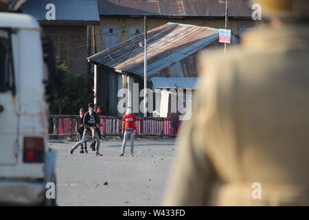 Baramulla, Indien. 17. Juli, 2019. Maskierte Jugend provozieren JK Polizisten mit verschiedenen Gesten. Bald nach den Nachrichten von Militanten Adnan Channa's töten Ausbreitung im Distrikt Baramulla, Menschen der Stadt versammelten sich in Zement Brücke und gegen dieselben protestiert. Adnan wurde in einer Schießerei an Brath Sopore Credit: Raja Faizan Haji/Pacific Press/Alamy Leben Nachrichten getötet Stockfoto