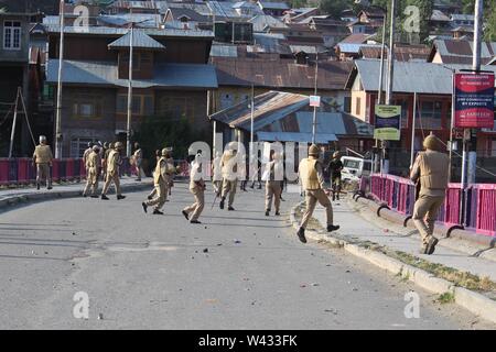 Baramulla, Indien. 17. Juli, 2019. JK Polizisten jagen die Demonstranten Zement Brücke Baramulla. Jugend versammelt in der Gegend und machten sich zu Stein bewerfen bald nach der Nachricht von der Tötung lassen Sie militante Adnan Channa's verbreiten. Adnan wurde in einer Schießerei an Brath Sopore getötet. Credit: Raja Faizan Haji/Pacific Press/Alamy leben Nachrichten Stockfoto