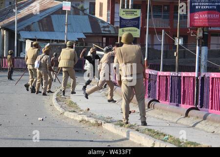 Baramulla, Indien. 17. Juli, 2019. JK Polizisten jagen die Demonstranten Zement Brücke Baramulla. Jugend versammelt in der Gegend und machten sich zu Stein bewerfen bald nach der Nachricht von der Tötung lassen Sie militante Adnan Channa's verbreiten. Adnan wurde in einer Schießerei an Brath Sopore getötet. Credit: Raja Faizan Haji/Pacific Press/Alamy leben Nachrichten Stockfoto