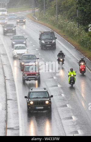 Flintshire, Nord Wales, Großbritannien, 19. Juli 2019. UK Wetter: Starke Regenfälle wie Kraftfahrer Kopf in Wales entlang der A 55 für den Sommerurlaub Urlaub auf, was am hektischsten Tage auf den Straßen, ein 55, Halkyn, Flintshire, Wales © DGDImages/AlamyLiveNews Stockfoto