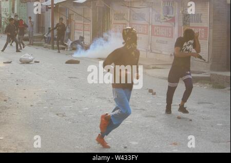 Baramulla, Indien. 17. Juli, 2019. Demonstranten, die für die Sicherheit in der Gas- shell Zerreißen von JK Polizisten während der brokeout clases, die bald nach der Nachrichten von Militanten Adnan Channa's töten Ausbreitung im Distrikt Baramulla lobbed war. Adnan wurde in einer Schießerei an Brath Sopore getötet. Credit: Raja Faizan Haji/Pacific Press/Alamy leben Nachrichten Stockfoto