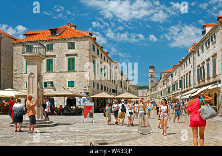 Placa; Stradun, Fußgängerzone; Orlando Spalte; 1418; Stein; Barock; 17. Jahrhundert; Menschen, Franziskanerkloster Turm, Altstadt Stockfoto