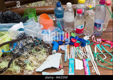 Eine konstante Versorgung mit Kunststoff Verschmutzung spült an den Stränden von Agulhas National Park, Cape Agulhas, Western Cape, Südafrika. Stockfoto