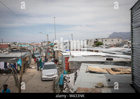 Bewohner von Joe Slovo informellen Siedlung, Cape Town, Western Cape, Südafrika haben ein Unbehagliches Leben Situation unter der Drohung von Zwangsräumungen Stockfoto