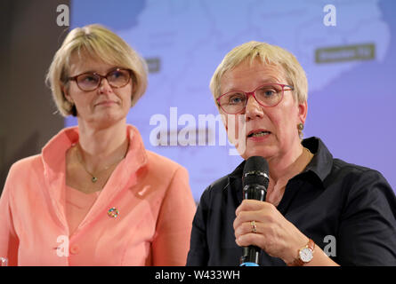 Bonn, Deutschland. 19 Juli, 2019. Anja Karliczek (CDU), Minister für Bildung (l) und Eva Quante-Brandt, Wissenschaft Senator in Bremen und Vorsitzende der Gemeinsamen Wissenschaftskonferenz verkünden die Entscheidung über die Zukunft Universitäten für die Exzellenzinitiative an der Science Center. (Dpa: elf deutsche Universitäten und Allianzen in Zukunft "Elite-universitäten") Credit: Oliver Berg/dpa/Alamy leben Nachrichten Stockfoto