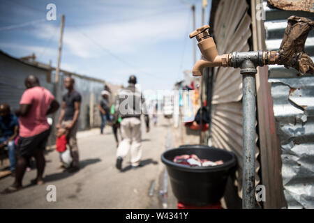 Bewohner von Joe Slovo informellen Siedlung, Cape Town, Western Cape, Südafrika haben ein Unbehagliches Leben Situation unter der Drohung von Zwangsräumungen Stockfoto