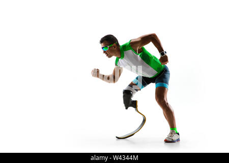 Athleten mit Behinderungen oder amputee auf weißem studio Hintergrund isoliert. Professionelle männlichen Läufer mit Bein Prothese Training und Üben im Studio. Behindertensport und gesunden Lebensstil Konzept. Stockfoto