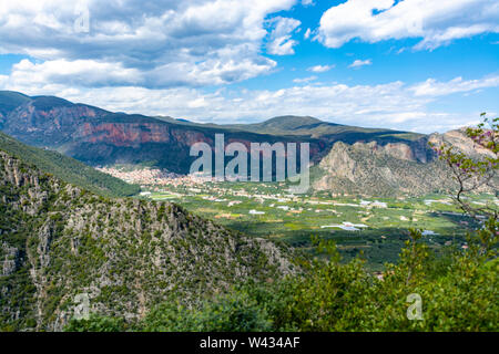 Blick auf fruchtbaren Tal in der Nähe von Leonidio, Peloponnes, Griechenland mit antiken Stadt, Berge, Felder und Obstgärten Stockfoto