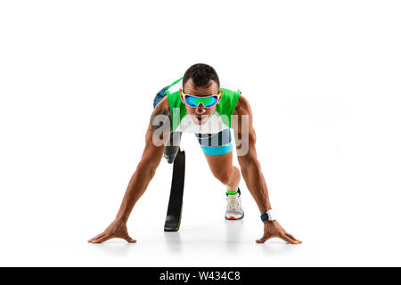 Athleten mit Behinderungen oder amputee auf weißem studio Hintergrund isoliert. Professionelle männlichen Läufer mit Bein Prothese Training und Üben im Studio. Behindertensport und gesunden Lebensstil Konzept. Stockfoto