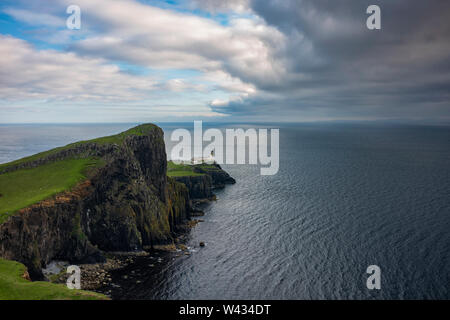 Storm clouds Roll durch Neist Point Lighthouse in der Nähe in der Nähe von Glendale an der Westküste der Isle of Skye in den Highlands von Schottland. Stockfoto