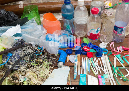 Eine konstante Versorgung mit Kunststoff Verschmutzung spült an den Stränden von Agulhas National Park, Cape Agulhas, Western Cape, Südafrika. Stockfoto